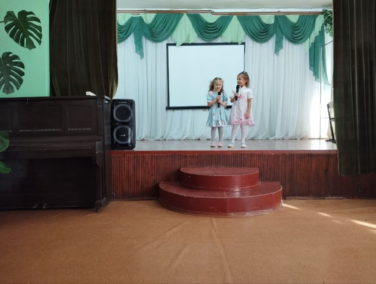 В школе прошел праздничный концерт в честь празднования Международного женского дня.