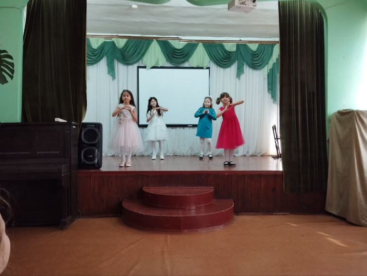 В школе прошел праздничный концерт в честь празднования Международного женского дня.
